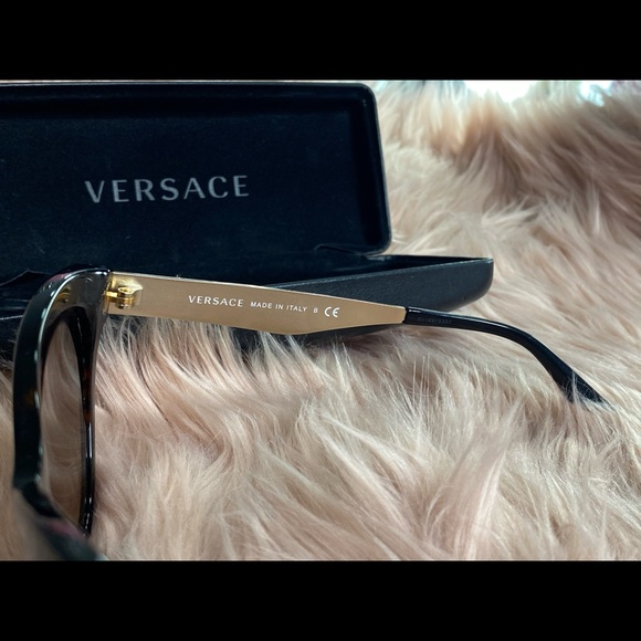 2️⃣9️⃣5️⃣ Authentic Versace Sunglasses 👓 - Picture 6 of 9